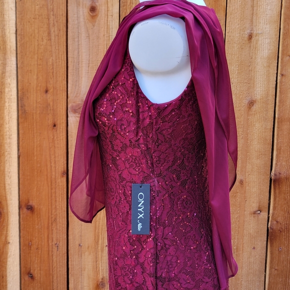 Onyx Nite Burgandy Stretch Lace Gown Size 4 - Picture 4 of 9